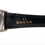 Foto ravvicinata di un Omega Jumbo 2272 Sub Second Steel Rose del 1952. 38 mm in acciaio inossidabile con movimento a carica manuale, quadrante champagne originale e cinturino in pelle originale.