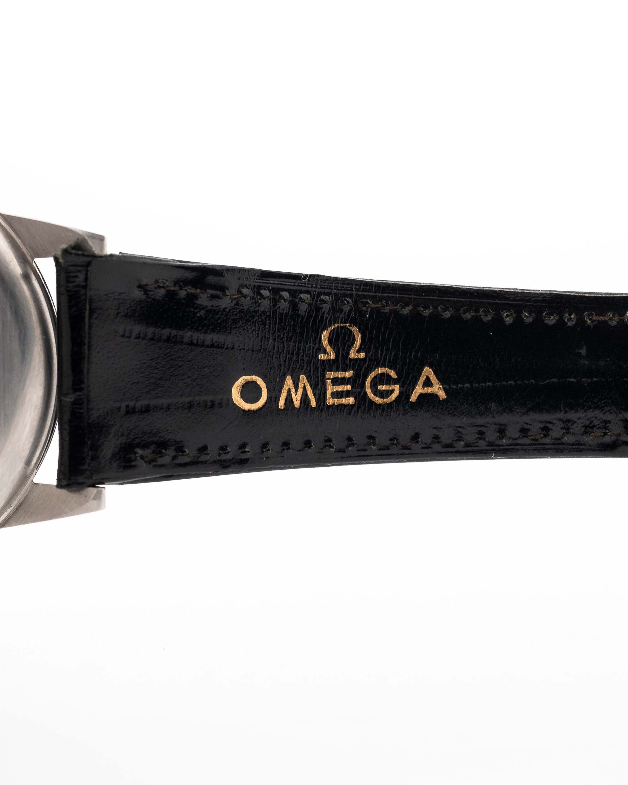 Foto ravvicinata di un Omega Jumbo 2272 Sub Second Steel Rose del 1952. 38 mm in acciaio inossidabile con movimento a carica manuale, quadrante champagne originale e cinturino in pelle originale.