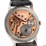 Foto ravvicinata di un Omega Jumbo 2272 Sub Second Steel Rose Movement del 1952. 38 mm in acciaio inossidabile con movimento a carica manuale, quadrante champagne originale e cinturino in pelle originale.