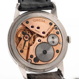 Foto ravvicinata di un Omega Jumbo 2272 Sub Second Steel Rose Movement del 1952. 38 mm in acciaio inossidabile con movimento a carica manuale, quadrante champagne originale e cinturino in pelle originale.