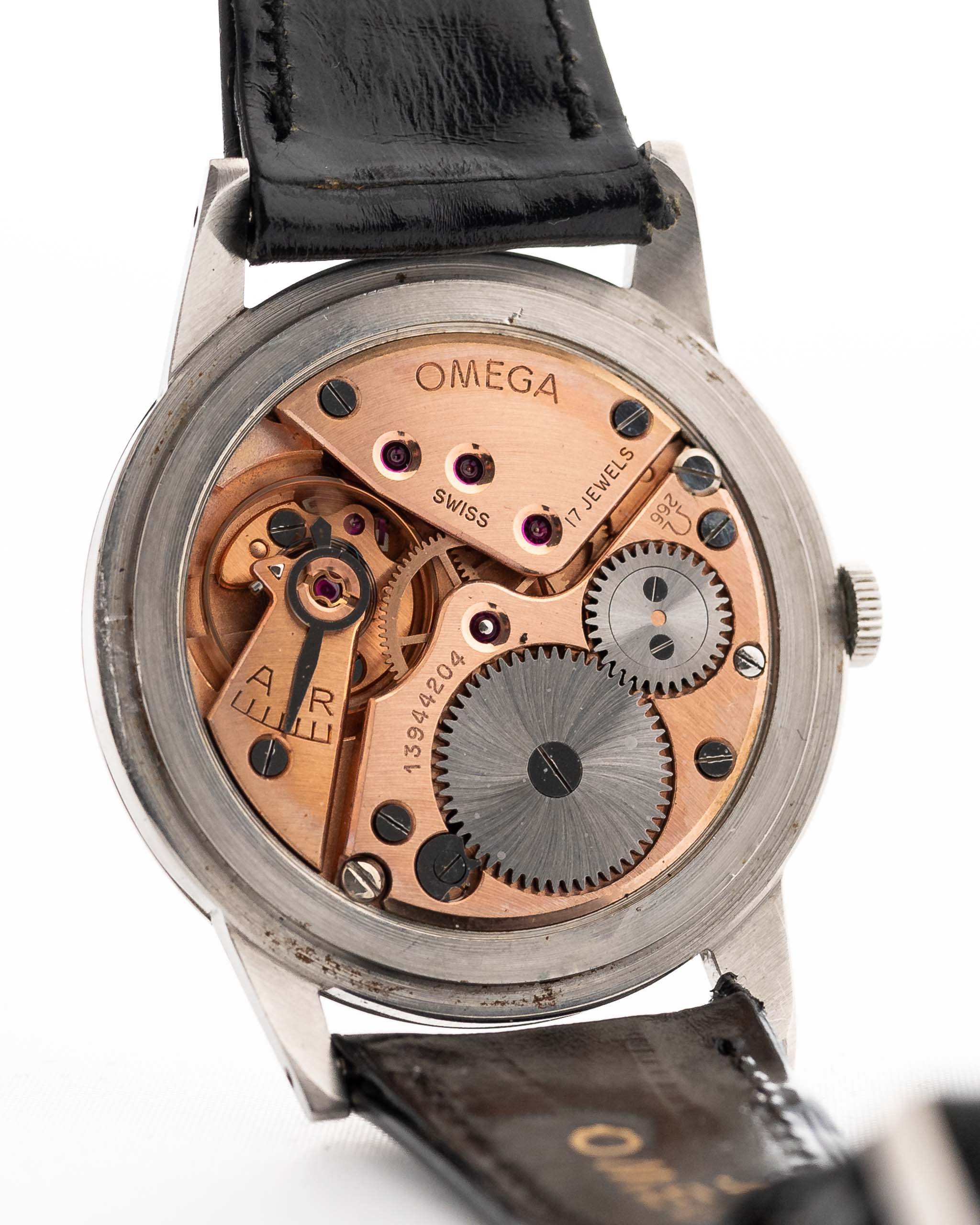 Foto ravvicinata di un Omega Jumbo 2272 Sub Second Steel Rose Movement del 1952. 38 mm in acciaio inossidabile con movimento a carica manuale, quadrante champagne originale e cinturino in pelle originale.