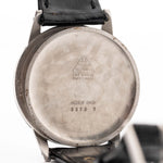 Foto ravvicinata di un Omega Jumbo 2272 Sub Second Steel Rose del 1952. 38 mm in acciaio inossidabile con movimento a carica manuale, quadrante champagne originale e cinturino in pelle originale.