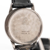 Foto ravvicinata di un Omega Jumbo 2272 Sub Second Steel Rose del 1952. 38 mm in acciaio inossidabile con movimento a carica manuale, quadrante champagne originale e cinturino in pelle originale.