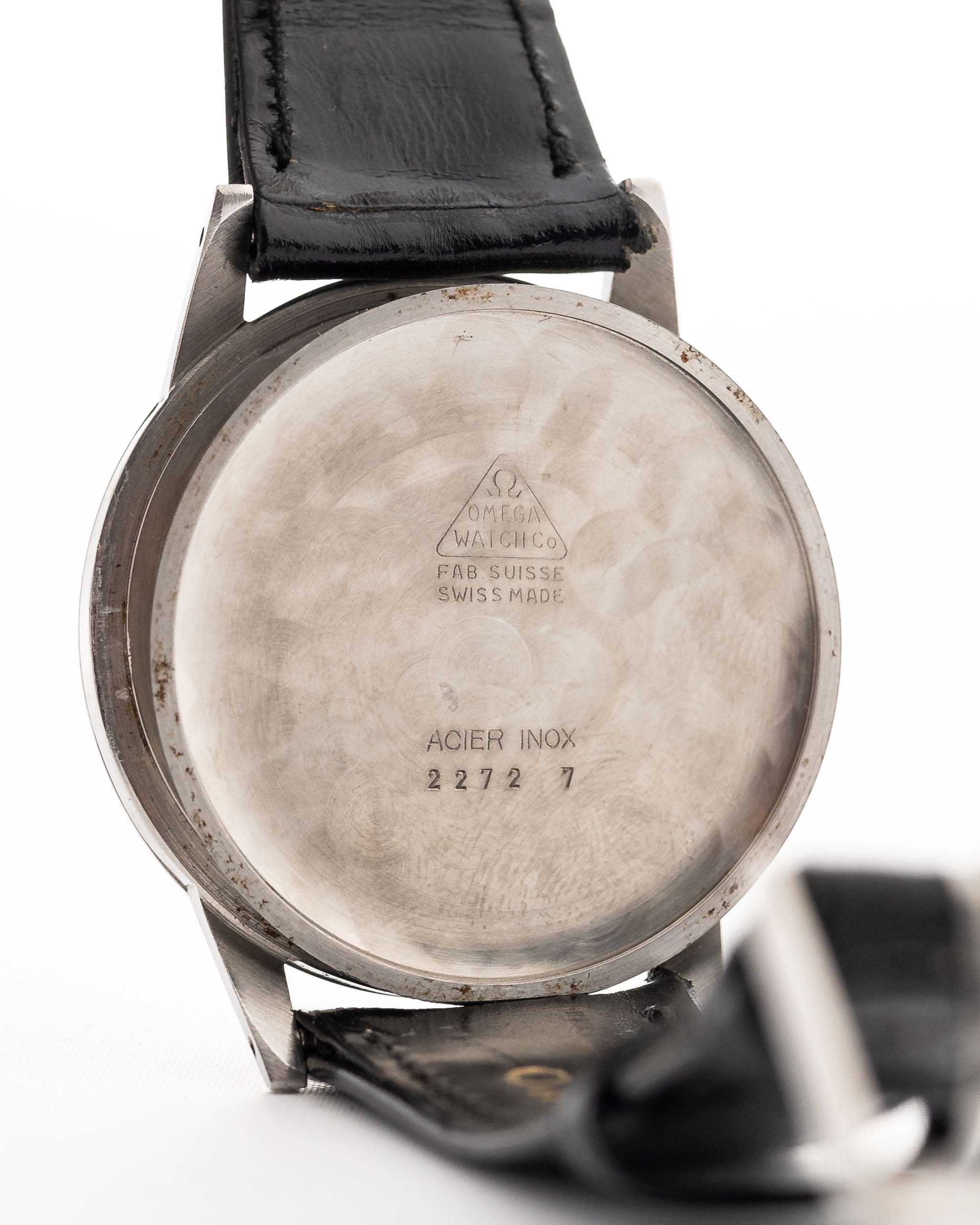 Foto ravvicinata di un Omega Jumbo 2272 Sub Second Steel Rose del 1952. 38 mm in acciaio inossidabile con movimento a carica manuale, quadrante champagne originale e cinturino in pelle originale.