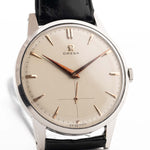 Foto ravvicinata di un Omega Jumbo 2272 Sub Second Steel Rose del 1952. 38 mm in acciaio inossidabile con movimento a carica manuale, quadrante champagne originale e cinturino in pelle originale.
