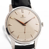 Foto ravvicinata di un Omega Jumbo 2272 Sub Second Steel Rose del 1952. 38 mm in acciaio inossidabile con movimento a carica manuale, quadrante champagne originale e cinturino in pelle originale.