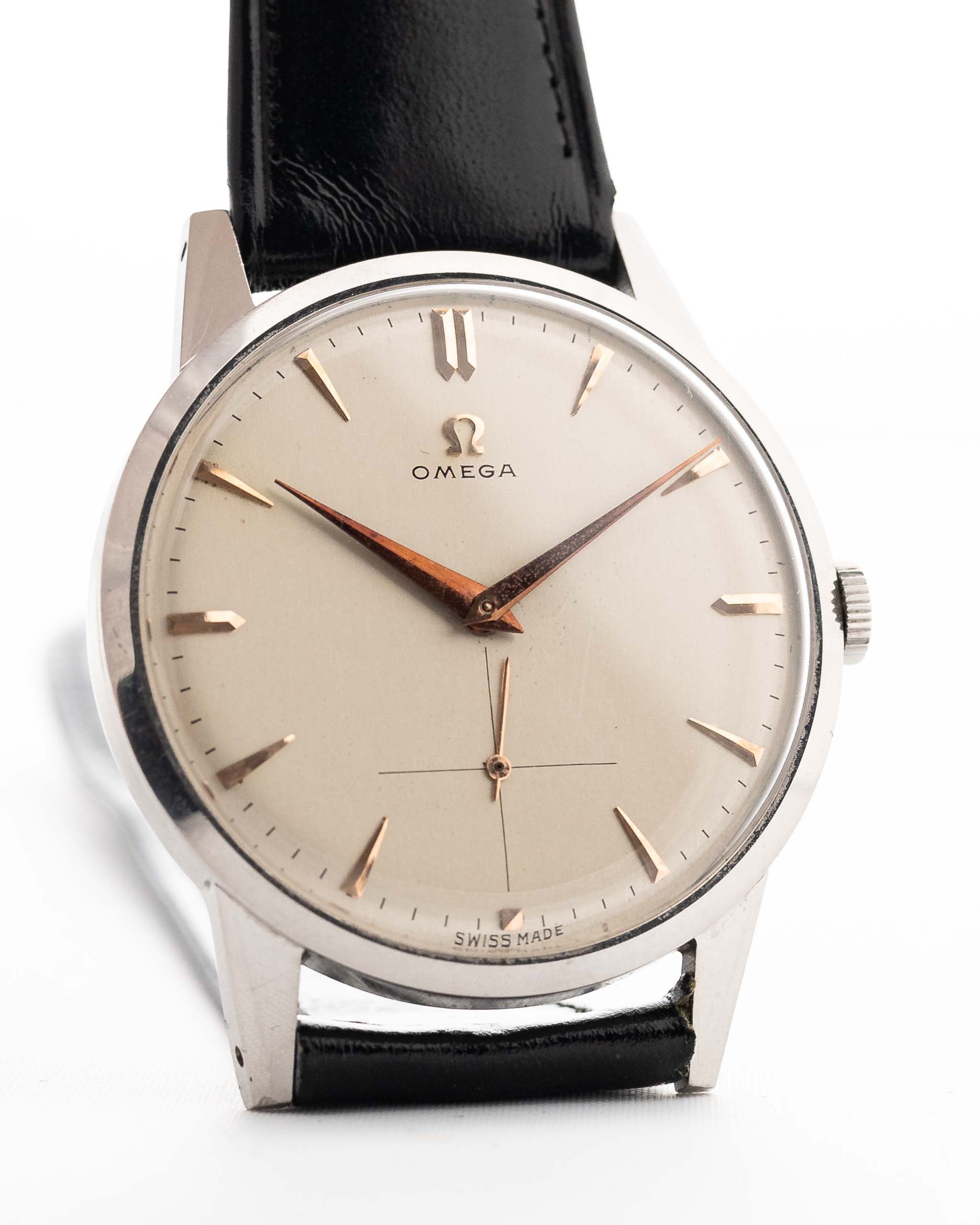 Foto ravvicinata di un Omega Jumbo 2272 Sub Second Steel Rose del 1952. 38 mm in acciaio inossidabile con movimento a carica manuale, quadrante champagne originale e cinturino in pelle originale.