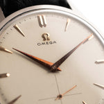 Foto ravvicinata di un Omega Jumbo 2272 Sub Second Steel Rose del 1952. 38 mm in acciaio inossidabile con movimento a carica manuale, quadrante champagne originale e cinturino in pelle originale.