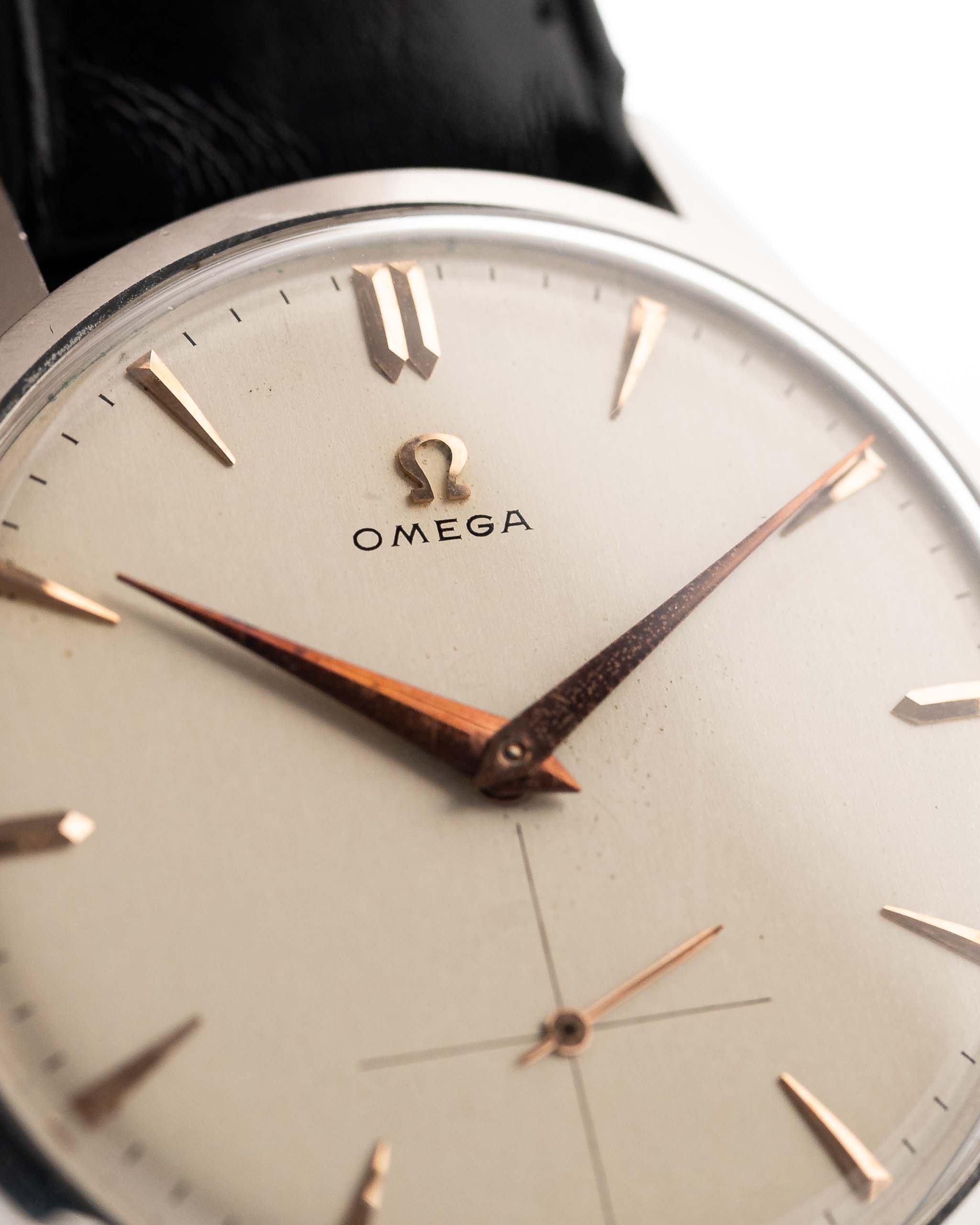 Foto ravvicinata di un Omega Jumbo 2272 Sub Second Steel Rose del 1952. 38 mm in acciaio inossidabile con movimento a carica manuale, quadrante champagne originale e cinturino in pelle originale.