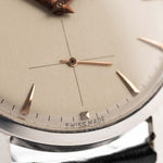 Foto ravvicinata di un Omega Jumbo 2272 Sub Second Steel Rose del 1952. 38 mm in acciaio inossidabile con movimento a carica manuale, quadrante champagne originale e cinturino in pelle originale.
