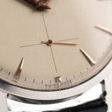Foto ravvicinata di un Omega Jumbo 2272 Sub Second Steel Rose del 1952. 38 mm in acciaio inossidabile con movimento a carica manuale, quadrante champagne originale e cinturino in pelle originale.