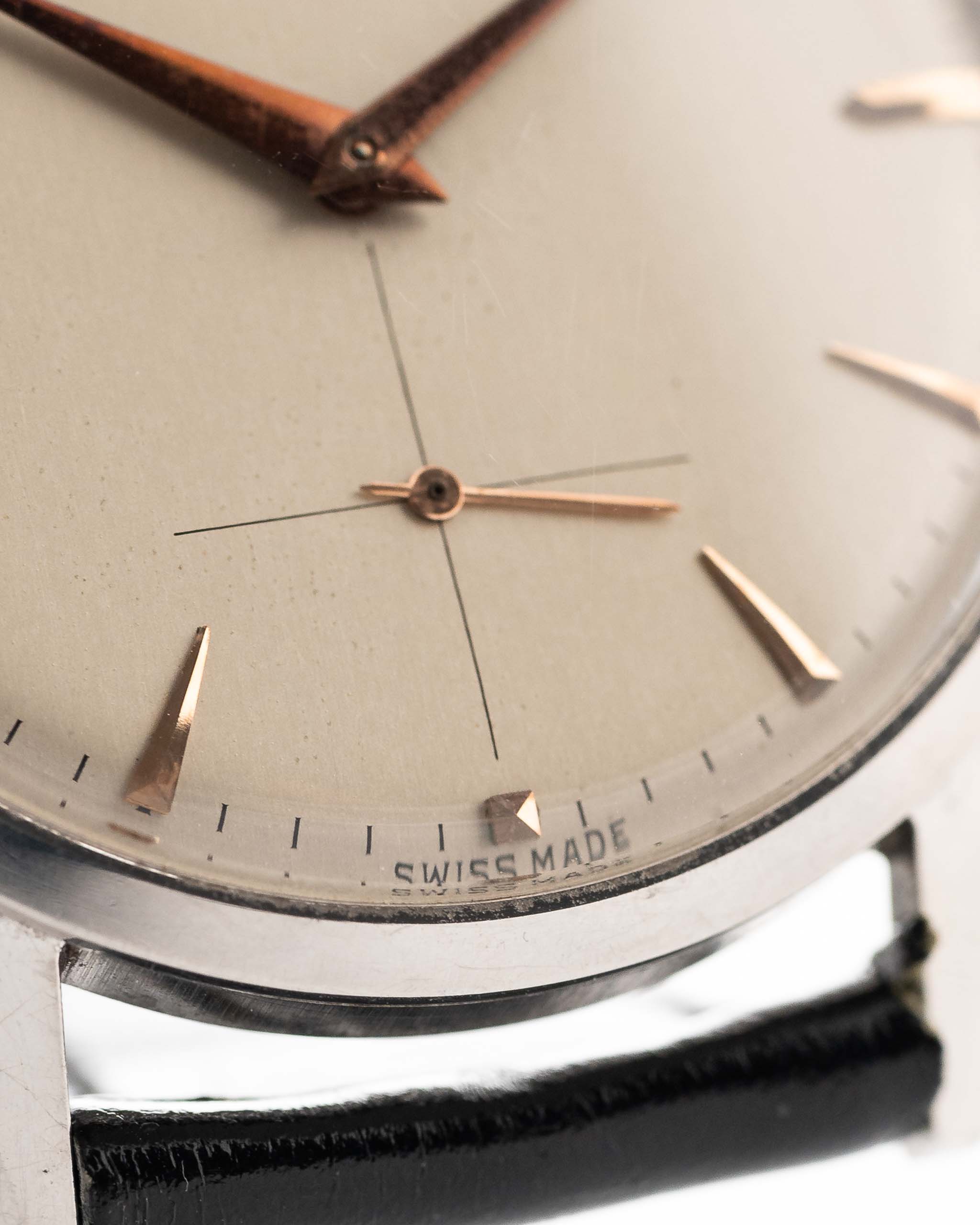Foto ravvicinata di un Omega Jumbo 2272 Sub Second Steel Rose del 1952. 38 mm in acciaio inossidabile con movimento a carica manuale, quadrante champagne originale e cinturino in pelle originale.