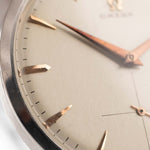 Foto ravvicinata di un Omega Jumbo 2272 Sub Second Steel Rose del 1952. 38 mm in acciaio inossidabile con movimento a carica manuale, quadrante champagne originale e cinturino in pelle originale.