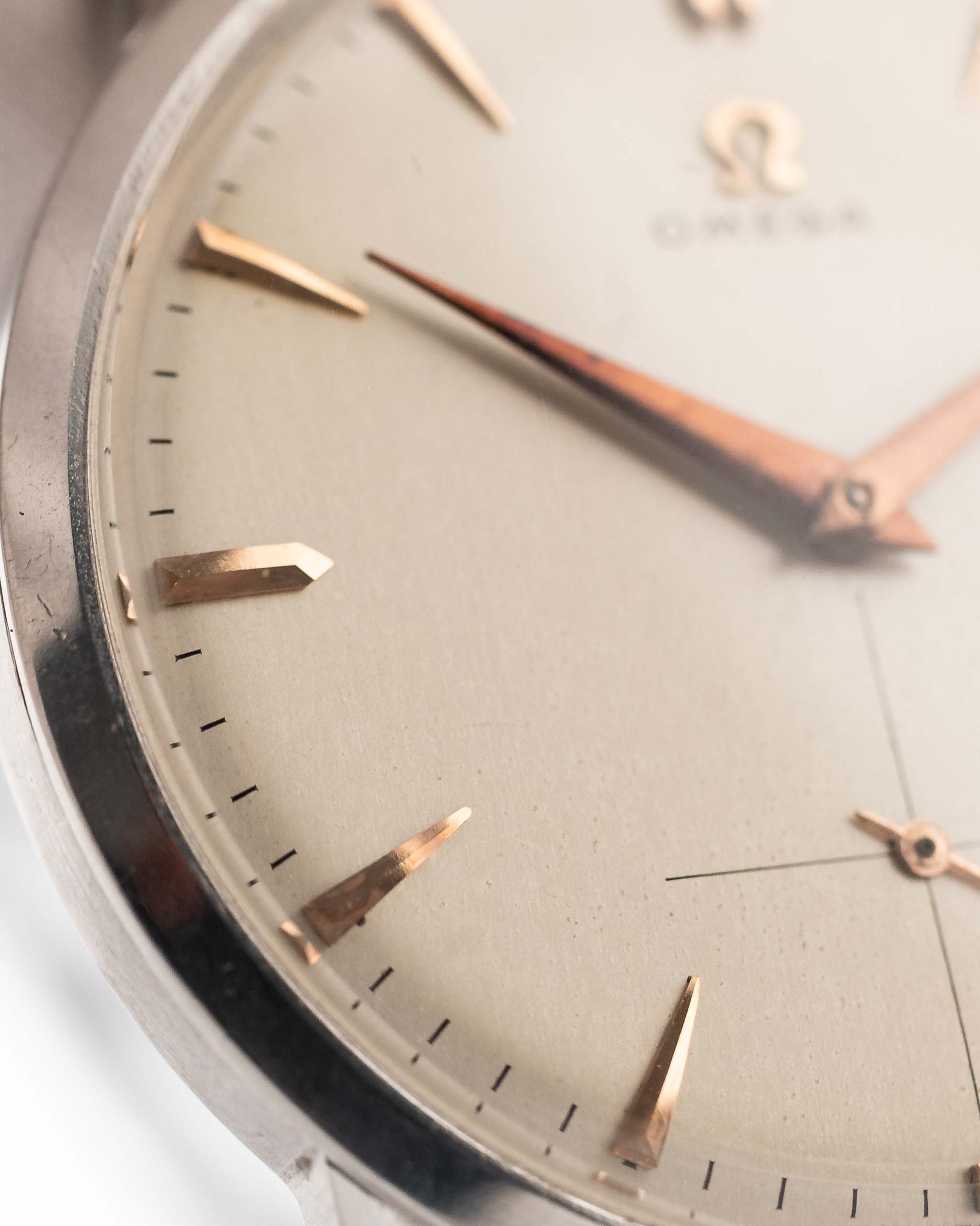 Foto ravvicinata di un Omega Jumbo 2272 Sub Second Steel Rose del 1952. 38 mm in acciaio inossidabile con movimento a carica manuale, quadrante champagne originale e cinturino in pelle originale.