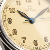 Foto ravvicinata di un Omega Radium Sword Arabic del 1935 al polso. Cassa da 28 mm in acciaio inossidabile con movimento a carica manuale, quadrante originale dorato, lume Radium e cinturino in pelle.