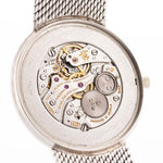 Foto ravvicinata di un Patek Philippe 3520 Calatrava 18k degli anni Settanta. Cassa in oro bianco 18k da 32 mm con movimento a carica manuale, quadrante originale argentato a raggiera e bracciale in oro bianco.