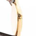 Primo piano di una cassa vintage Patek Philippe 3923 Calatrava degli anni Novanta. 32 mm in oro giallo 18 carati con movimento a carica manuale, quadrante Sigma, cinturino in pelle originale e fibbia in oro 18 carati.