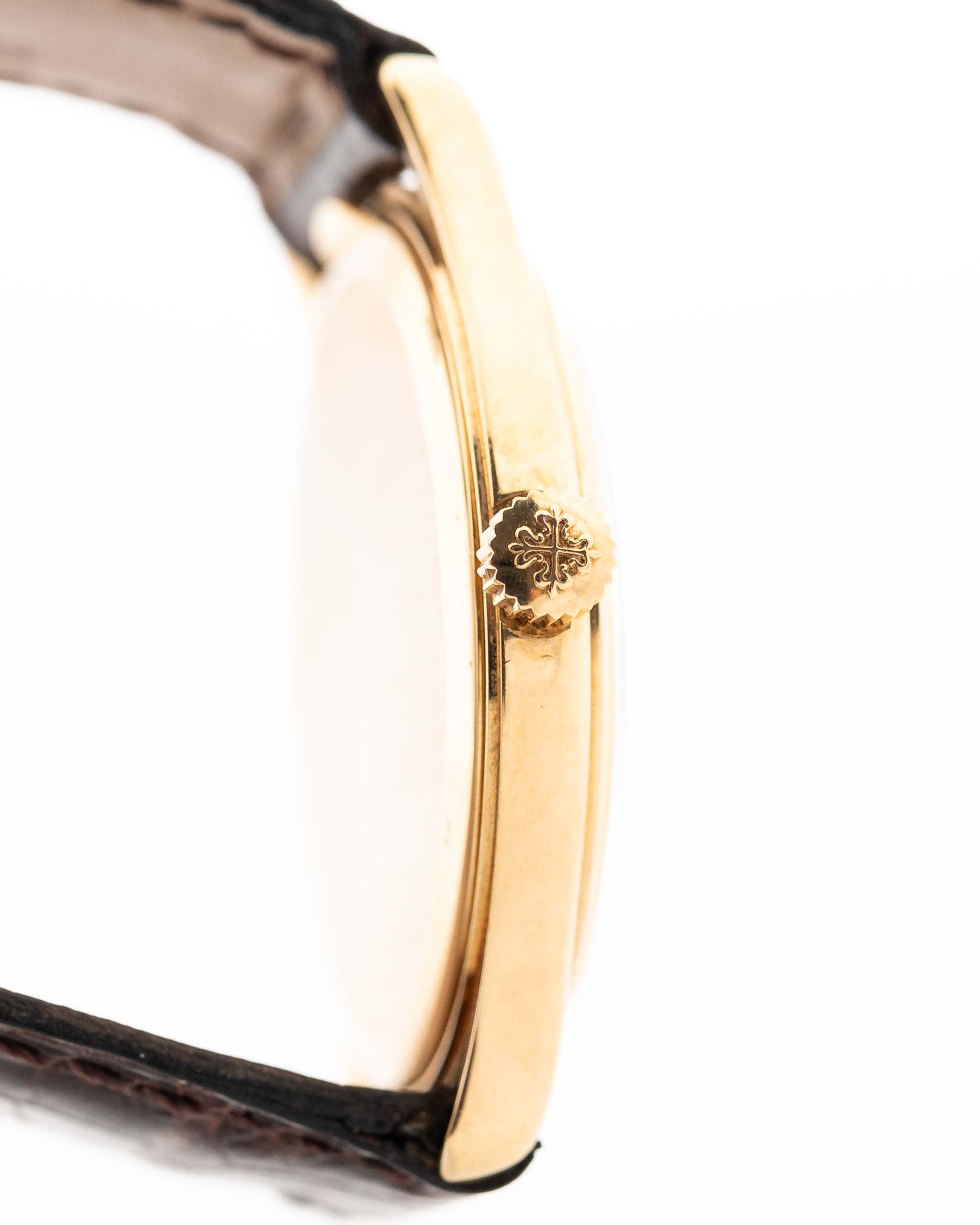 Primo piano di una cassa vintage Patek Philippe 3923 Calatrava degli anni Novanta. 32 mm in oro giallo 18 carati con movimento a carica manuale, quadrante Sigma, cinturino in pelle originale e fibbia in oro 18 carati.
