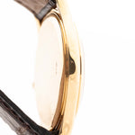 Primo piano di una cassa vintage Patek Philippe 3923 Calatrava degli anni Novanta. 32 mm in oro giallo 18 carati con movimento a carica manuale, quadrante Sigma, cinturino in pelle originale e fibbia in oro 18 carati.