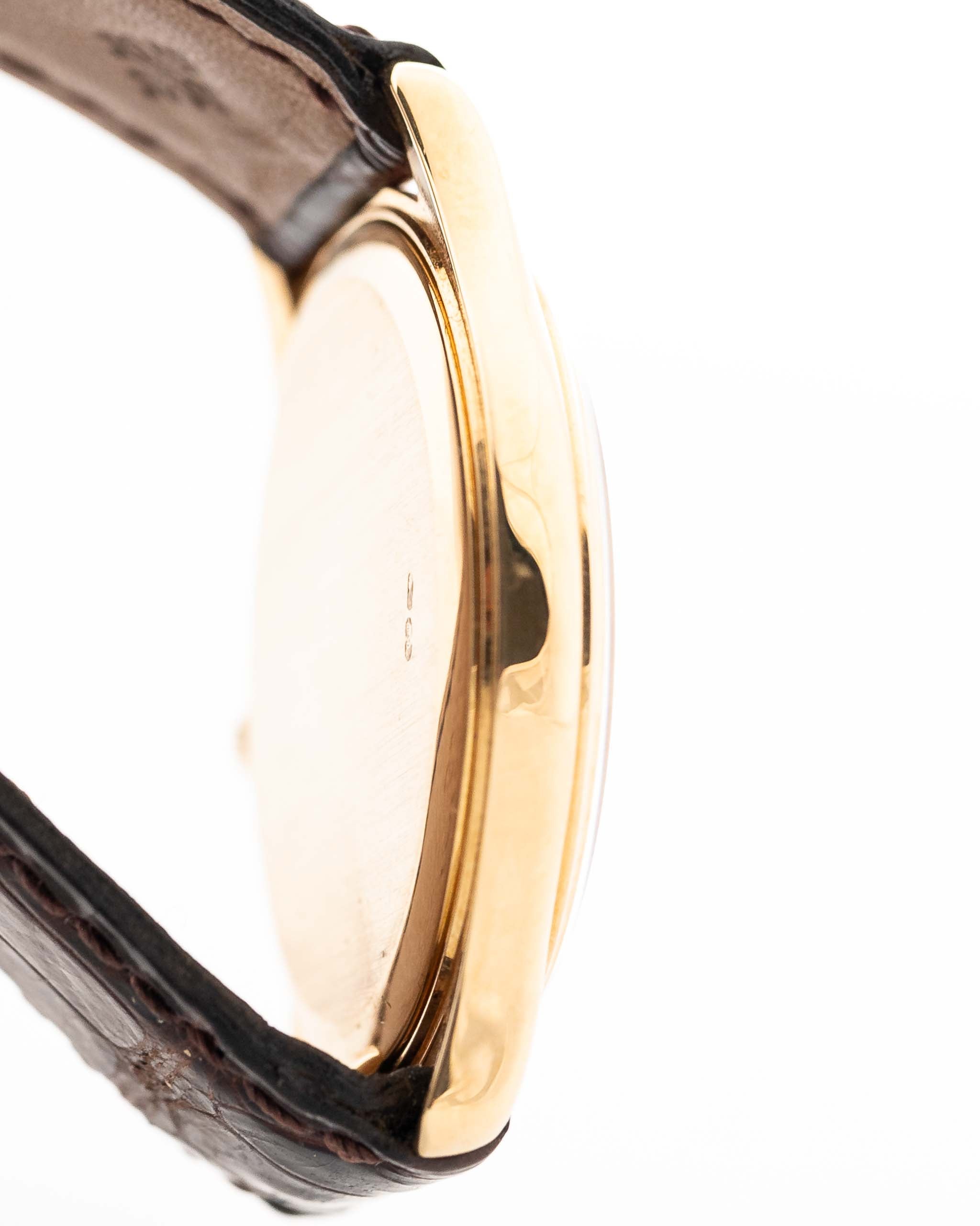 Primo piano di una cassa vintage Patek Philippe 3923 Calatrava degli anni Novanta. 32 mm in oro giallo 18 carati con movimento a carica manuale, quadrante Sigma, cinturino in pelle originale e fibbia in oro 18 carati.