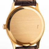 Primo piano di una cassa vintage Patek Philippe 3923 Calatrava degli anni Novanta. 32 mm in oro giallo 18 carati con movimento a carica manuale, quadrante Sigma, cinturino in pelle originale e fibbia in oro 18 carati.