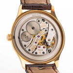 Primo piano di un Movimento Vintage Patek Philippe 3923 Calatrava degli anni '90. 32 mm in oro giallo 18 carati con movimento a carica manuale, quadrante Sigma, cinturino in pelle originale e fibbia in oro 18 carati.