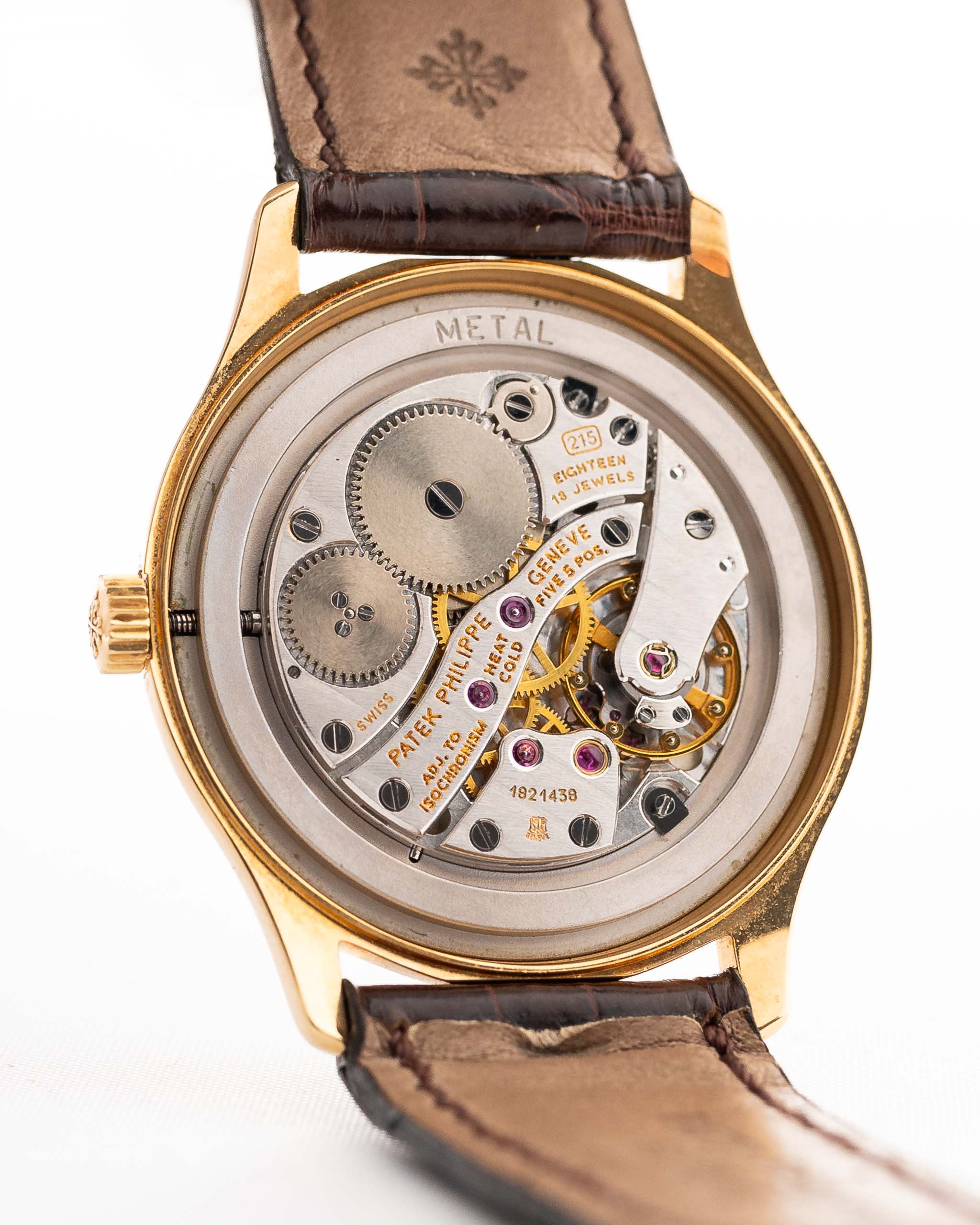 Primo piano di un Movimento Vintage Patek Philippe 3923 Calatrava degli anni '90. 32 mm in oro giallo 18 carati con movimento a carica manuale, quadrante Sigma, cinturino in pelle originale e fibbia in oro 18 carati.
