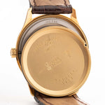 Primo piano di una cassa vintage Patek Philippe 3923 Calatrava degli anni Novanta. 32 mm in oro giallo 18 carati con movimento a carica manuale, quadrante Sigma, cinturino in pelle originale e fibbia in oro 18 carati.