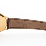 Primo piano di un cinturino in pelle vintage Patek Philippe 3923 Calatrava originale degli anni '90. 32 mm in oro giallo 18 carati con movimento a carica manuale, quadrante Sigma e fibbia in oro 18 carati.