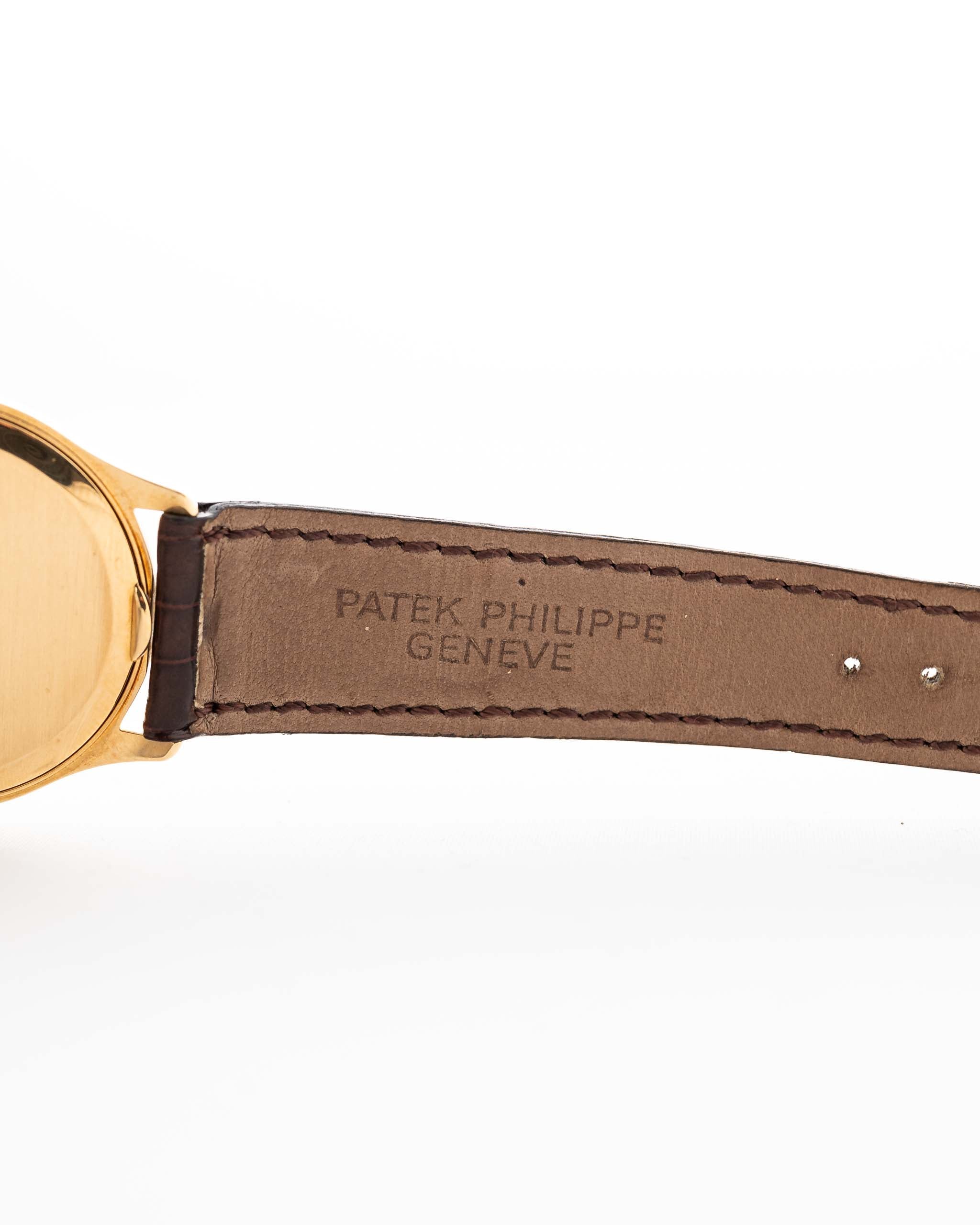 Primo piano di un cinturino in pelle vintage Patek Philippe 3923 Calatrava originale degli anni '90. 32 mm in oro giallo 18 carati con movimento a carica manuale, quadrante Sigma e fibbia in oro 18 carati.