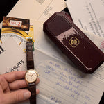 Primo piano di una scatola e dei documenti di un Patek Philippe 3923 Calatrava vintage degli anni '90. 32 mm in oro giallo 18 carati con movimento a carica manuale, quadrante Sigma e fibbia in oro 18 carati.