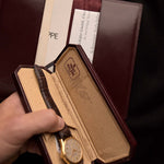 Primo piano di una scatola e dei documenti di un Patek Philippe 3923 Calatrava vintage degli anni '90. 32 mm in oro giallo 18 carati con movimento a carica manuale, quadrante Sigma e fibbia in oro 18 carati.
