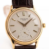 Primo piano di un quadrante vintage Patek Philippe 3923 Calatrava degli anni '90. 32 mm in oro giallo 18 carati con movimento a carica manuale, quadrante Sigma, cinturino in pelle originale e fibbia in oro 18 carati.