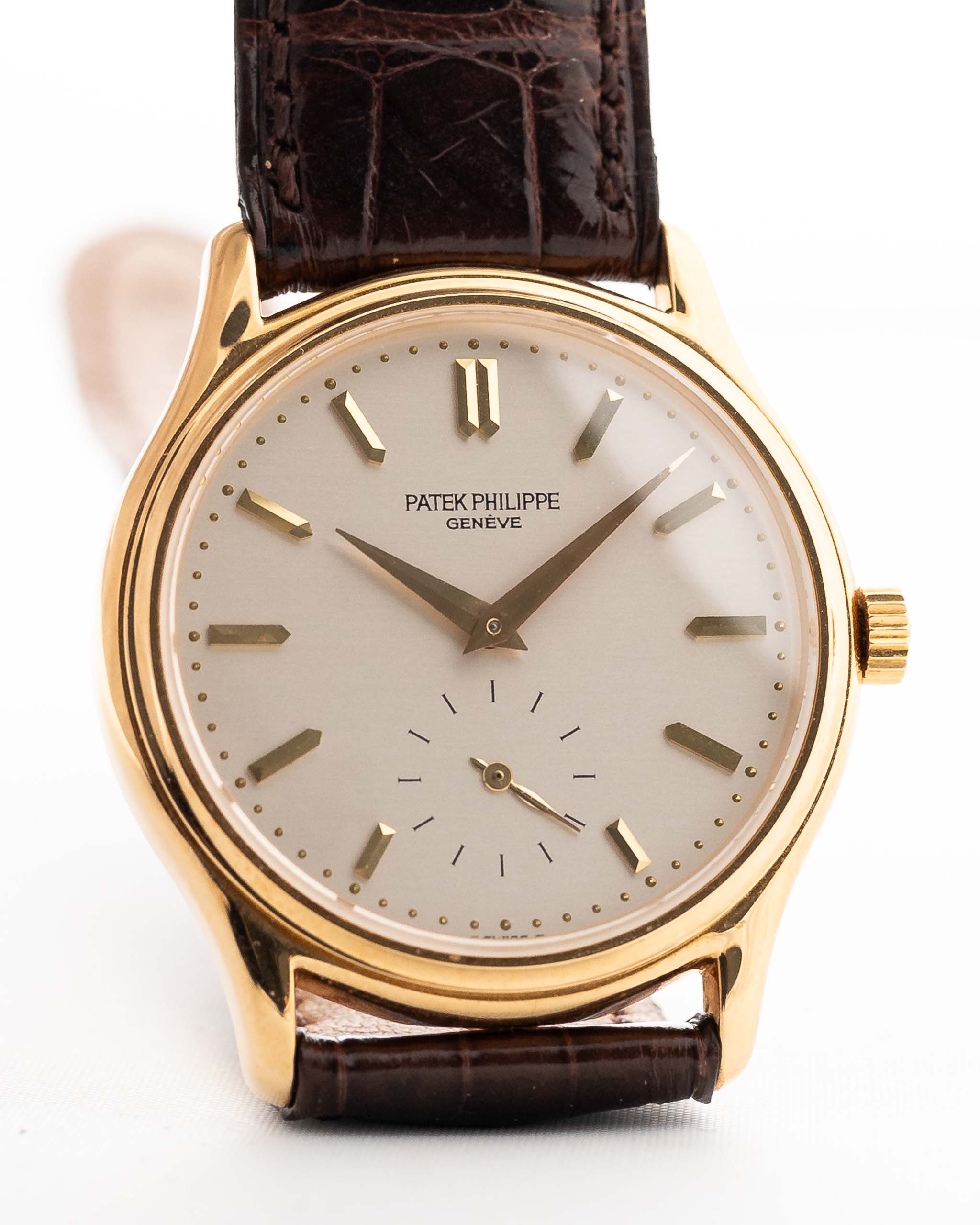 Primo piano di un quadrante vintage Patek Philippe 3923 Calatrava degli anni '90. 32 mm in oro giallo 18 carati con movimento a carica manuale, quadrante Sigma, cinturino in pelle originale e fibbia in oro 18 carati.