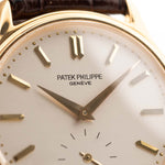 Primo piano di un quadrante vintage Patek Philippe 3923 Calatrava degli anni '90. 32 mm in oro giallo 18 carati con movimento a carica manuale, quadrante Sigma, cinturino in pelle originale e fibbia in oro 18 carati.