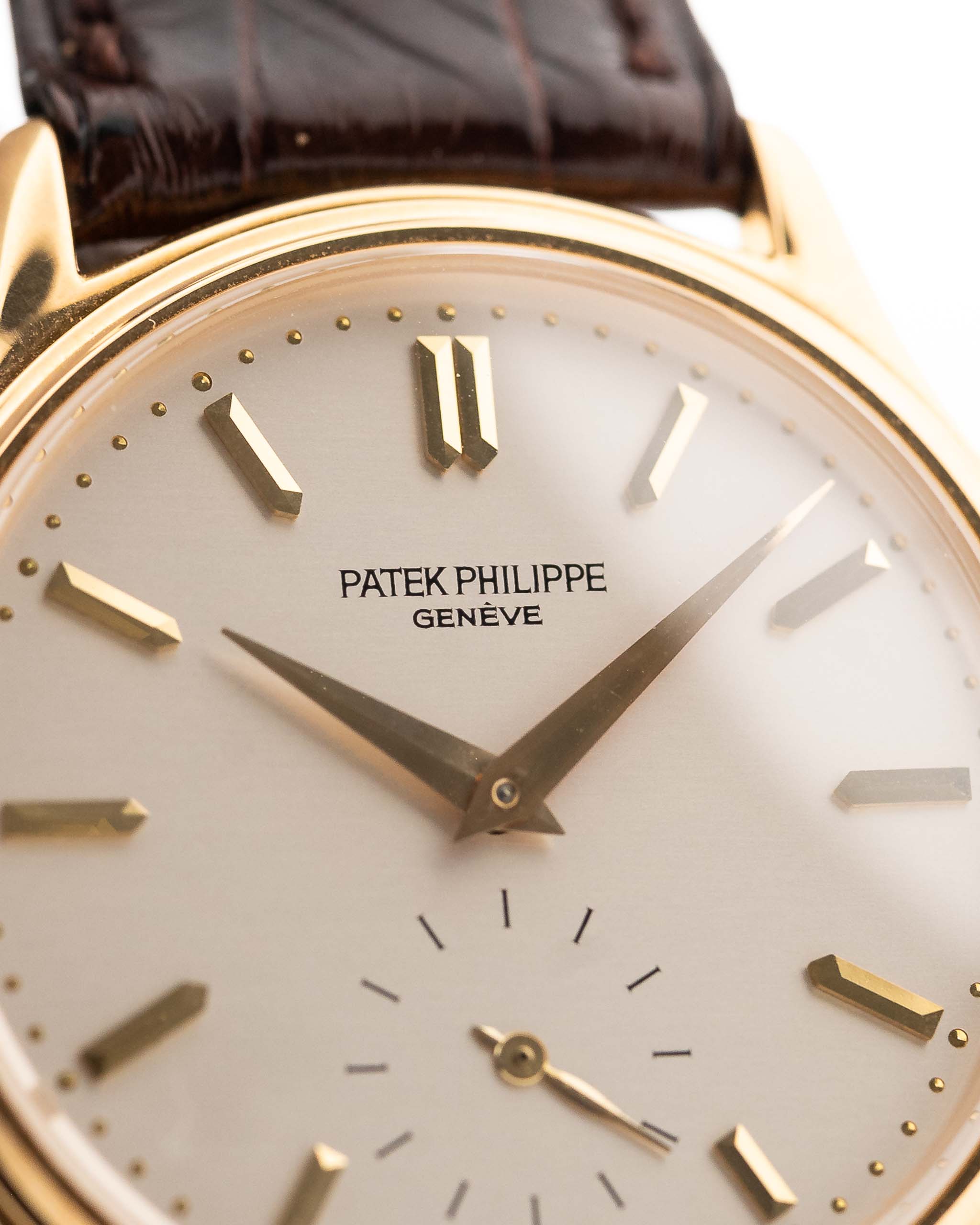 Primo piano di un quadrante vintage Patek Philippe 3923 Calatrava degli anni '90. 32 mm in oro giallo 18 carati con movimento a carica manuale, quadrante Sigma, cinturino in pelle originale e fibbia in oro 18 carati.