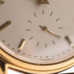 Primo piano di un quadrante vintage Patek Philippe 3923 Calatrava degli anni '90. 32 mm in oro giallo 18 carati con movimento a carica manuale, quadrante Sigma, cinturino in pelle originale e fibbia in oro 18 carati.