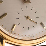 Primo piano di un quadrante vintage Patek Philippe 3923 Calatrava degli anni '90. 32 mm in oro giallo 18 carati con movimento a carica manuale, quadrante Sigma, cinturino in pelle originale e fibbia in oro 18 carati.