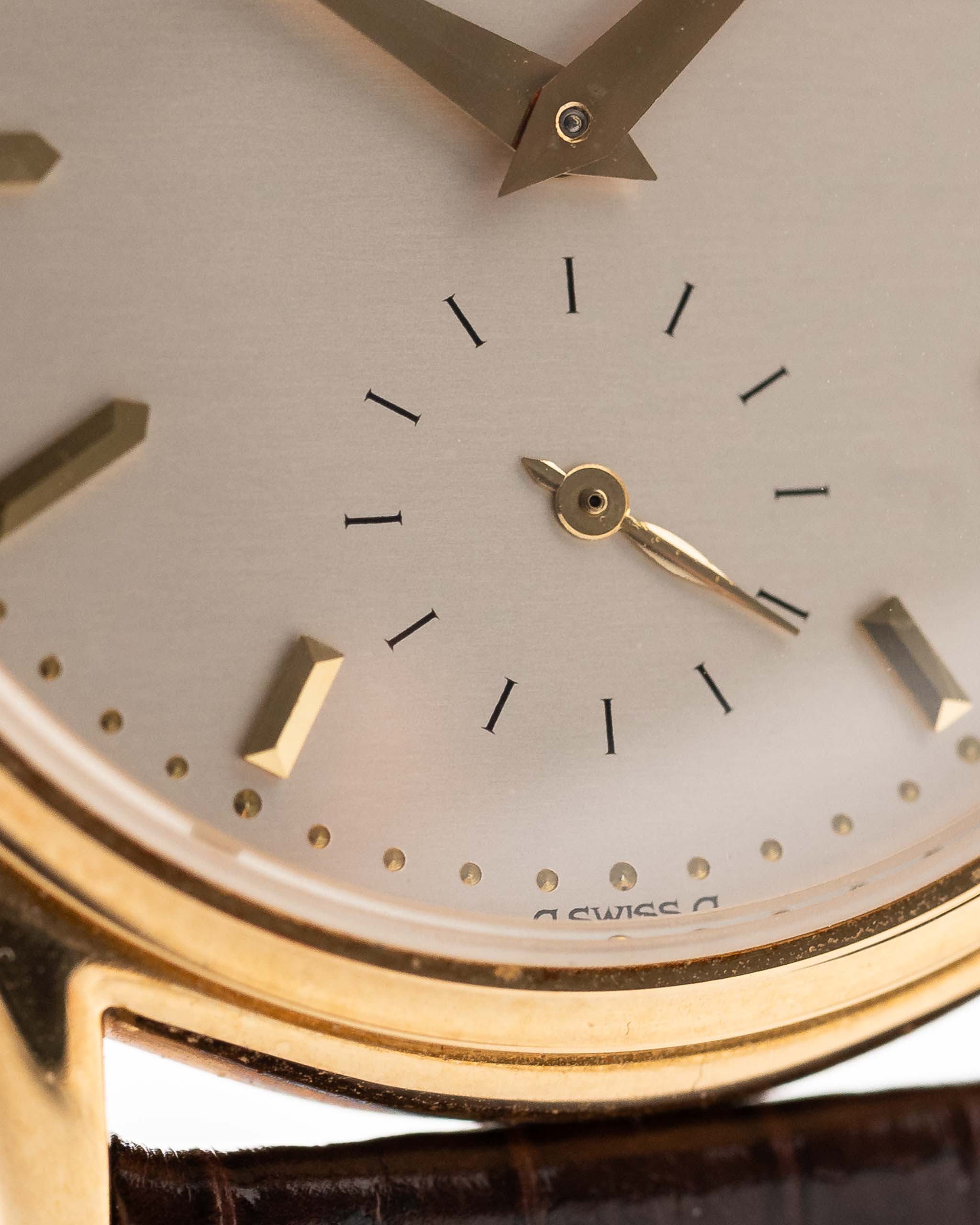 Primo piano di un quadrante vintage Patek Philippe 3923 Calatrava degli anni '90. 32 mm in oro giallo 18 carati con movimento a carica manuale, quadrante Sigma, cinturino in pelle originale e fibbia in oro 18 carati.