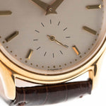 Primo piano di un quadrante vintage Patek Philippe 3923 Calatrava degli anni '90. 32 mm in oro giallo 18 carati con movimento a carica manuale, quadrante Sigma, cinturino in pelle originale e fibbia in oro 18 carati.