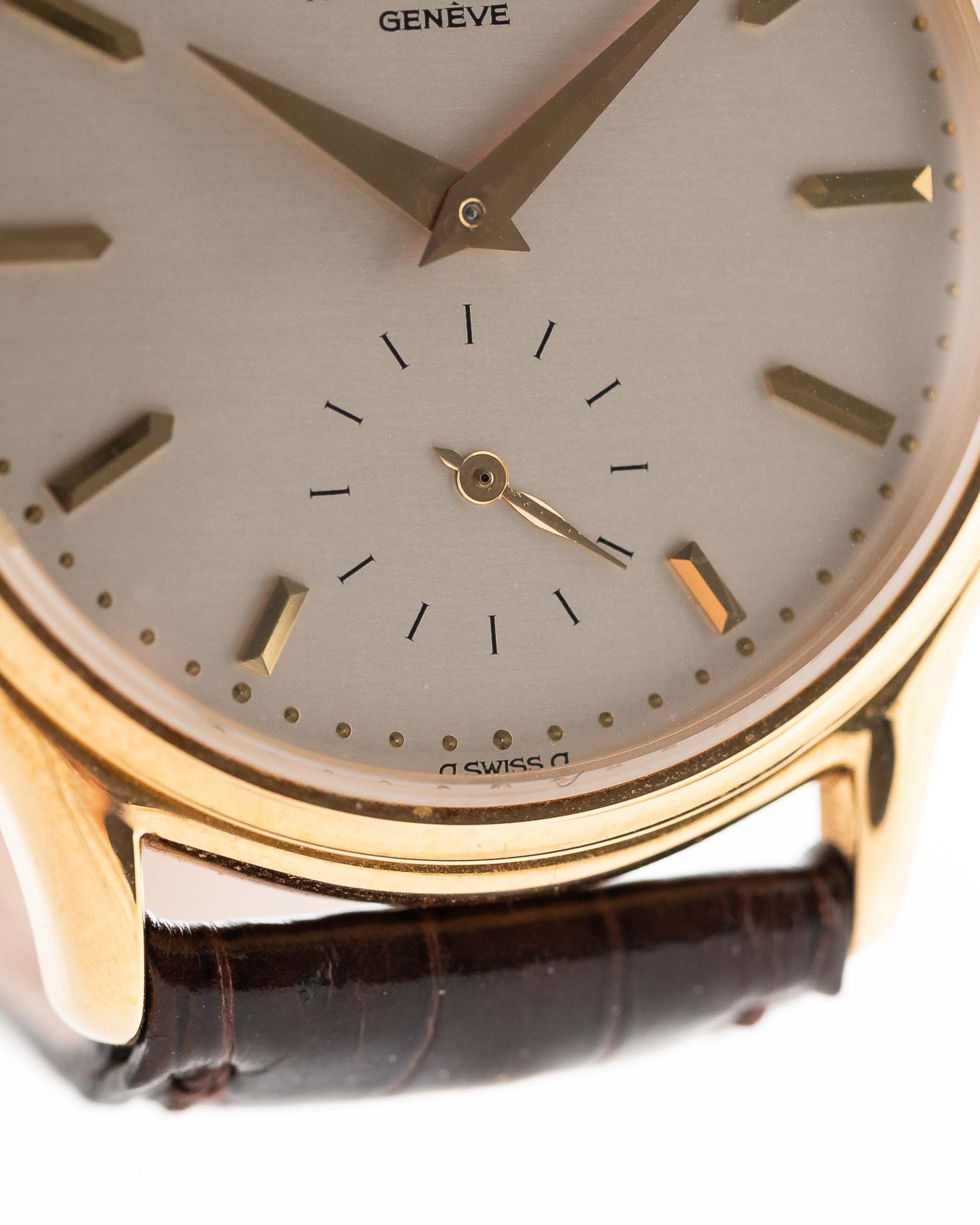 Primo piano di un quadrante vintage Patek Philippe 3923 Calatrava degli anni '90. 32 mm in oro giallo 18 carati con movimento a carica manuale, quadrante Sigma, cinturino in pelle originale e fibbia in oro 18 carati.