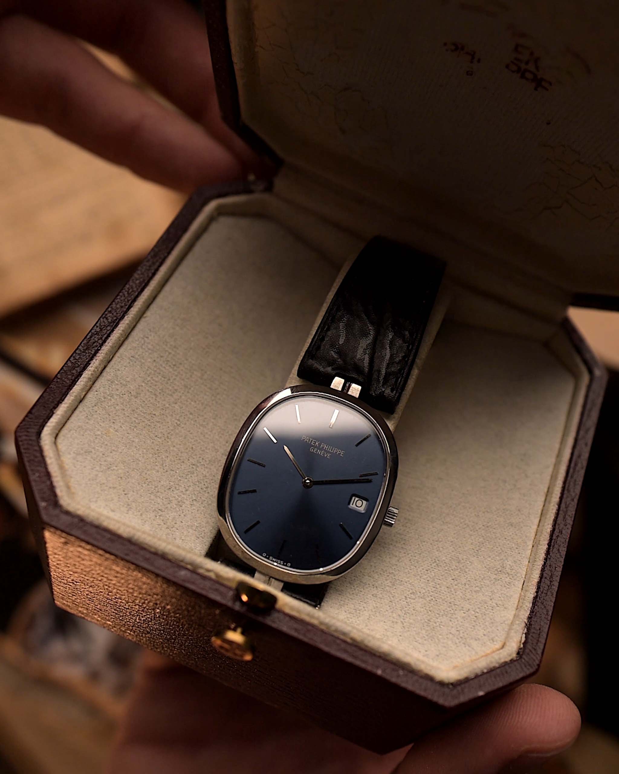 Orologio vintage Patek Philippe 3930 Ellipse, acciaio inossidabile, quadrante blu a raggiera, cassa a ellisse, movimento al quarzo, in scatola, sfondo sfocato