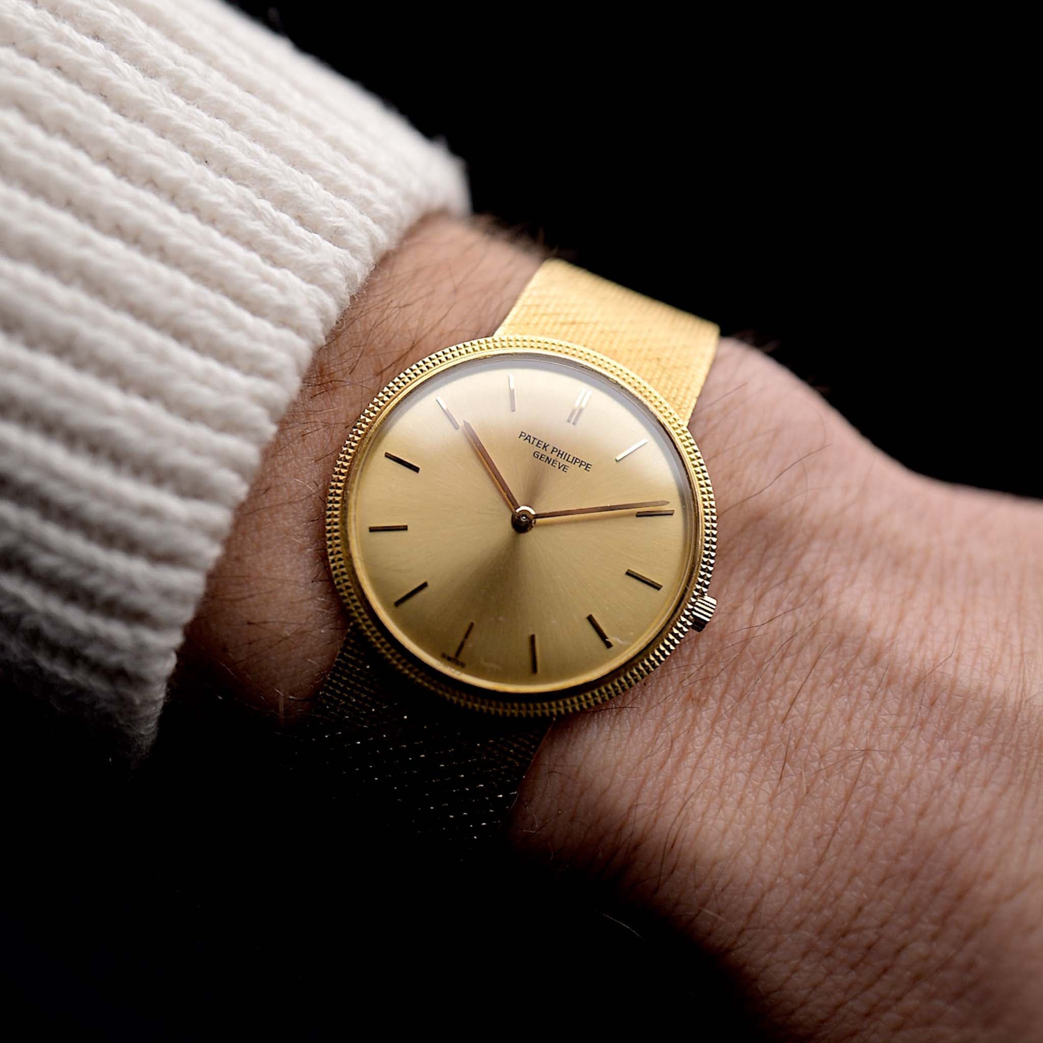 Foto di un Patek Philippe Calatrava 3520 18k 1970 al polso. Cassa da 32 mm in oro giallo 18 carati con movimento a carica manuale, quadrante originale Sunburst e bracciale originale in oro 18 carati.