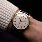  Patek Philippe Calatrava 5196, con cassa in oro giallo 18 carati da 37 mm, quadrante argentato con finitura vellutata e fibbia originale in oro.