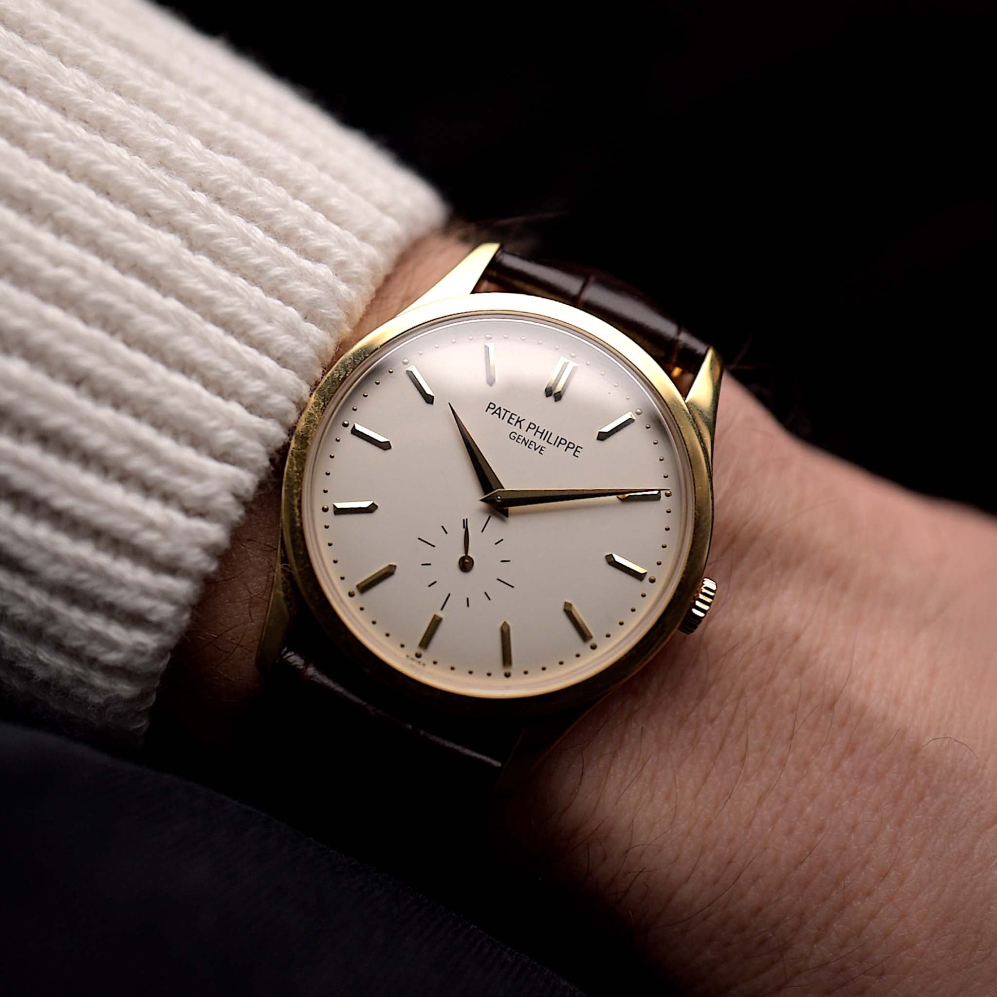  Patek Philippe Calatrava 5196, con cassa in oro giallo 18 carati da 37 mm, quadrante argentato con finitura vellutata e fibbia originale in oro.