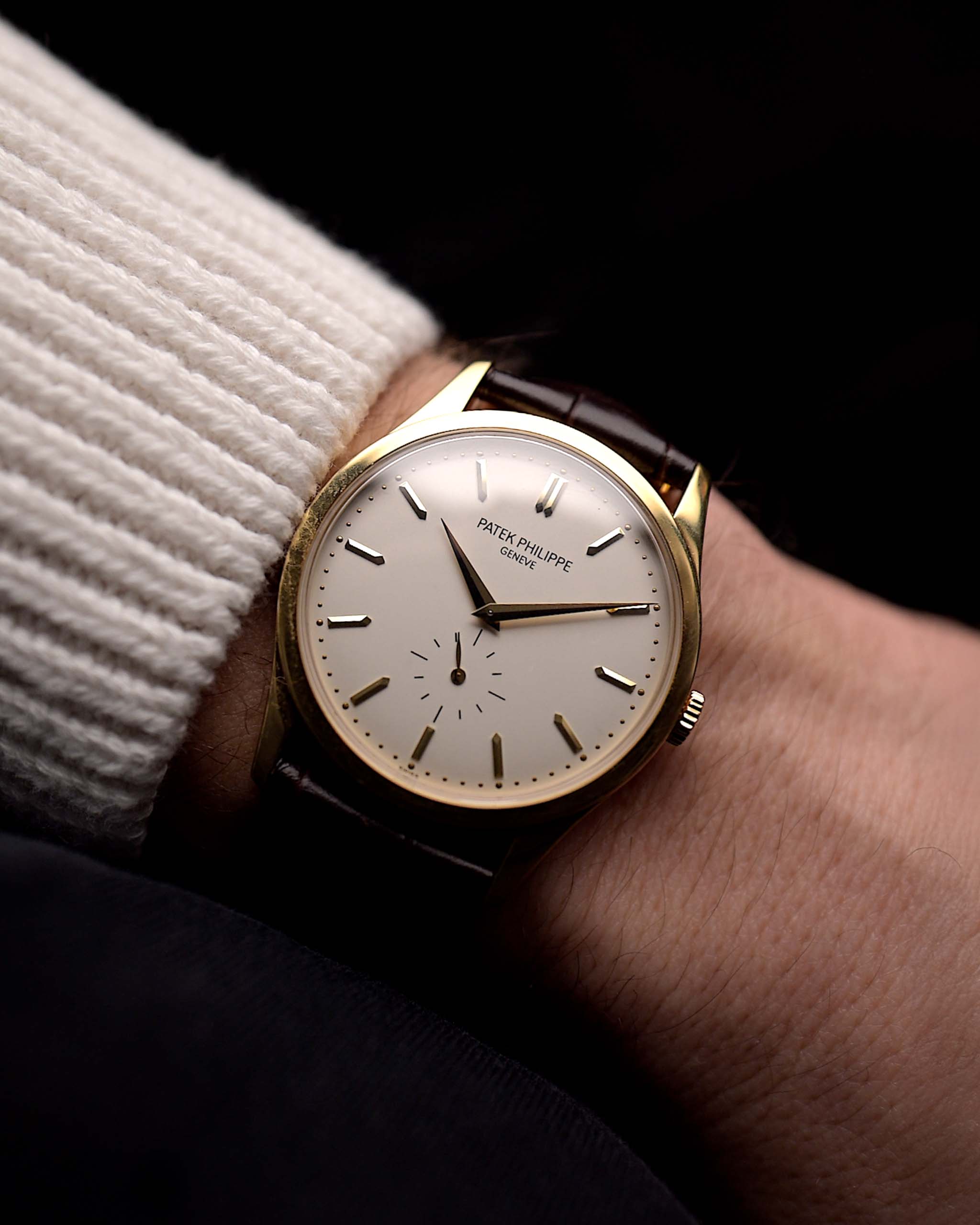  Patek Philippe Calatrava 5196, con cassa in oro giallo 18 carati da 37 mm, quadrante argentato con finitura vellutata e fibbia originale in oro.