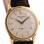  Patek Philippe Calatrava 5196, con cassa in oro giallo 18 carati da 37 mm, quadrante argentato con finitura vellutata e fibbia originale in oro.