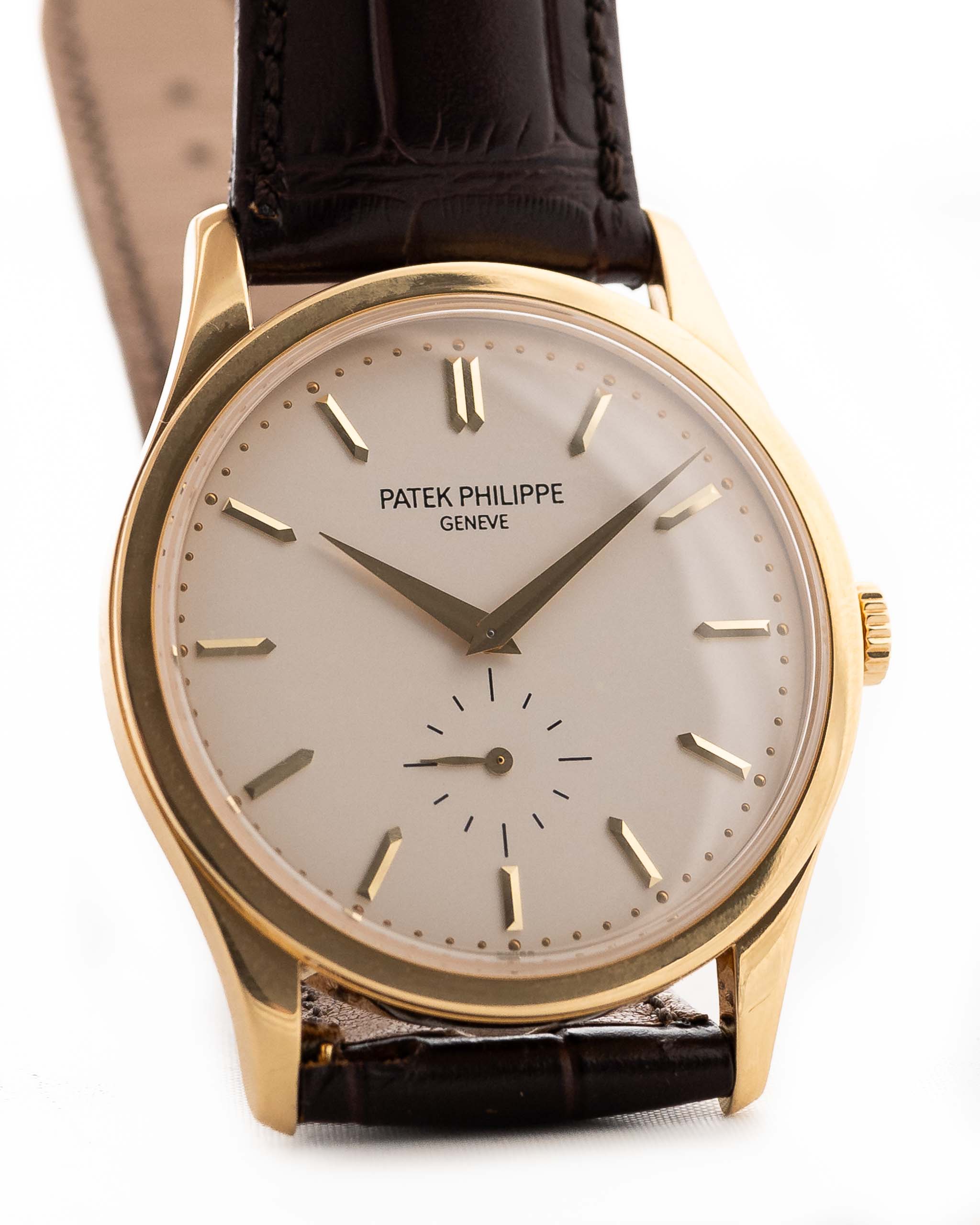  Patek Philippe Calatrava 5196, con cassa in oro giallo 18 carati da 37 mm, quadrante argentato con finitura vellutata e fibbia originale in oro.