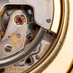 Foto ravvicinata di un Patek Philippe Ellipse 3605 Jumbo d'epoca del 1978. 33 mm in oro giallo 18 carati con Cal. 28-255 C automatico, quadrante Sigma dorato e bracciale in oro integrato.