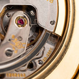 Foto ravvicinata di un Patek Philippe Ellipse 3605 Jumbo d'epoca del 1978. 33 mm in oro giallo 18 carati con Cal. 28-255 C automatico, quadrante Sigma dorato e bracciale in oro integrato.